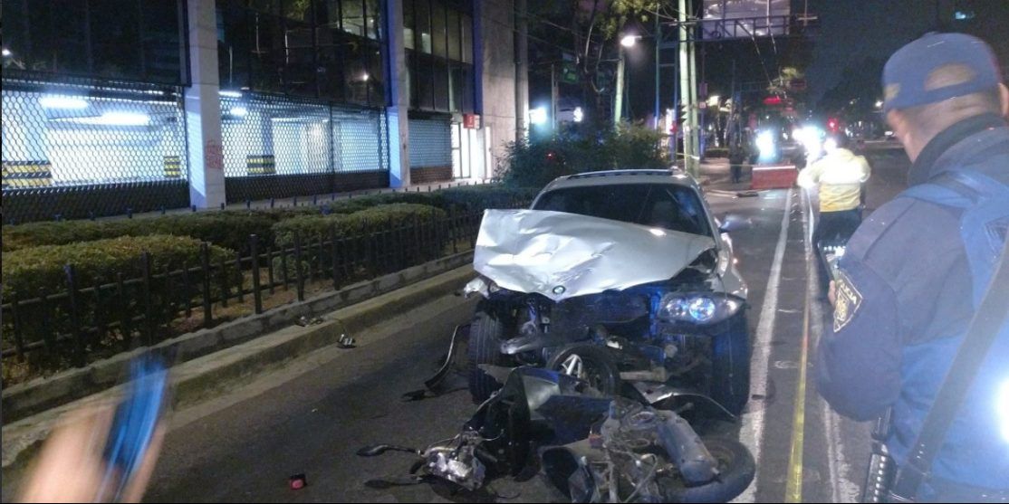 Motociclista muere tras ser arrastrado por automóvil 50 metros en Eje Central