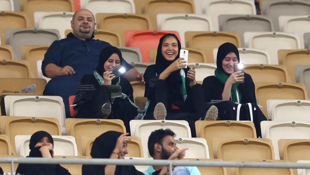 Mujeres asisten por vez primera al futbol en Arabia Saudita