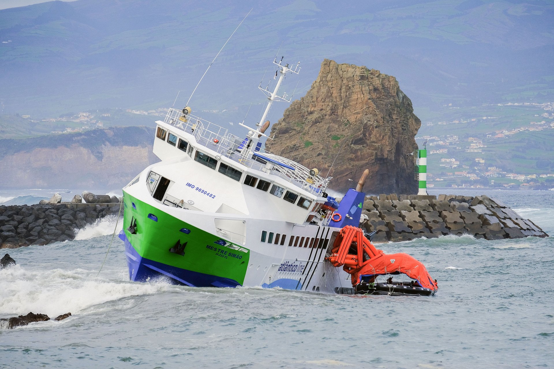Barco encalla en Portugal con 70 pasajeros a bordo