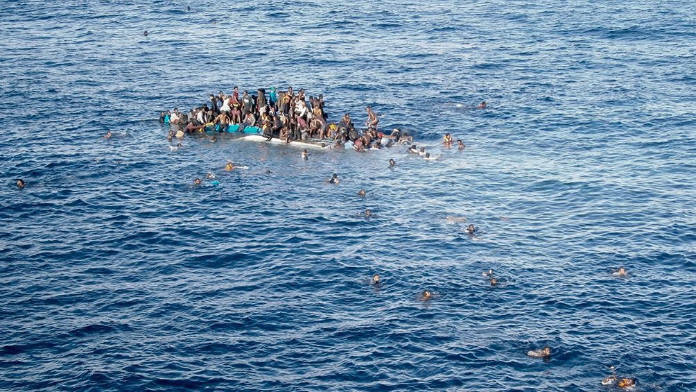 Desaparecen al menos 100 migrantes cerca de costa libia