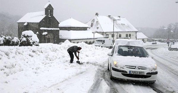 Nevadas dejan cientos de autos varados en España