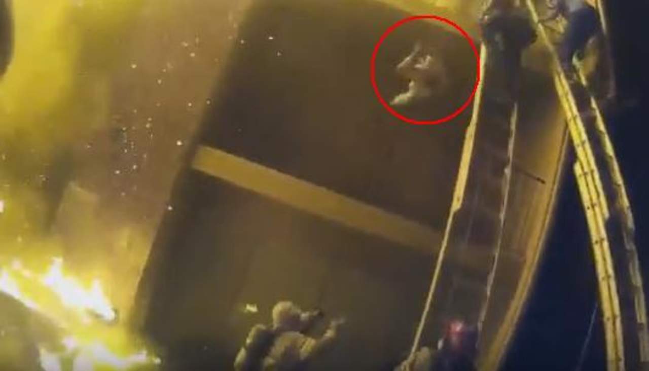 Bombero atrapa a menor lanzado desde tercer piso