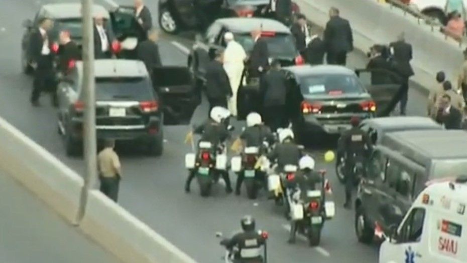 #VIDEO El papa cambia de coche tras falla mecánica