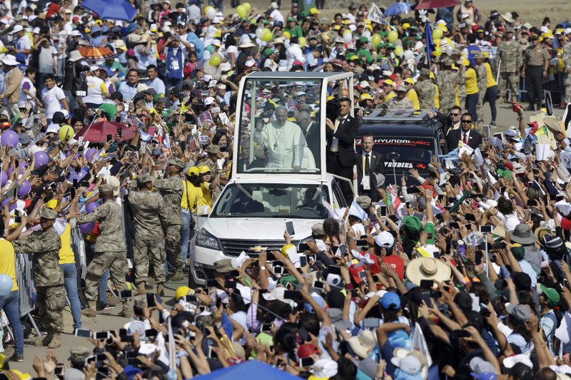 Miles de personas reciben al papa Francisco en ciudad peruana
