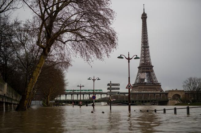 Continúa alerta por inundaciones en París