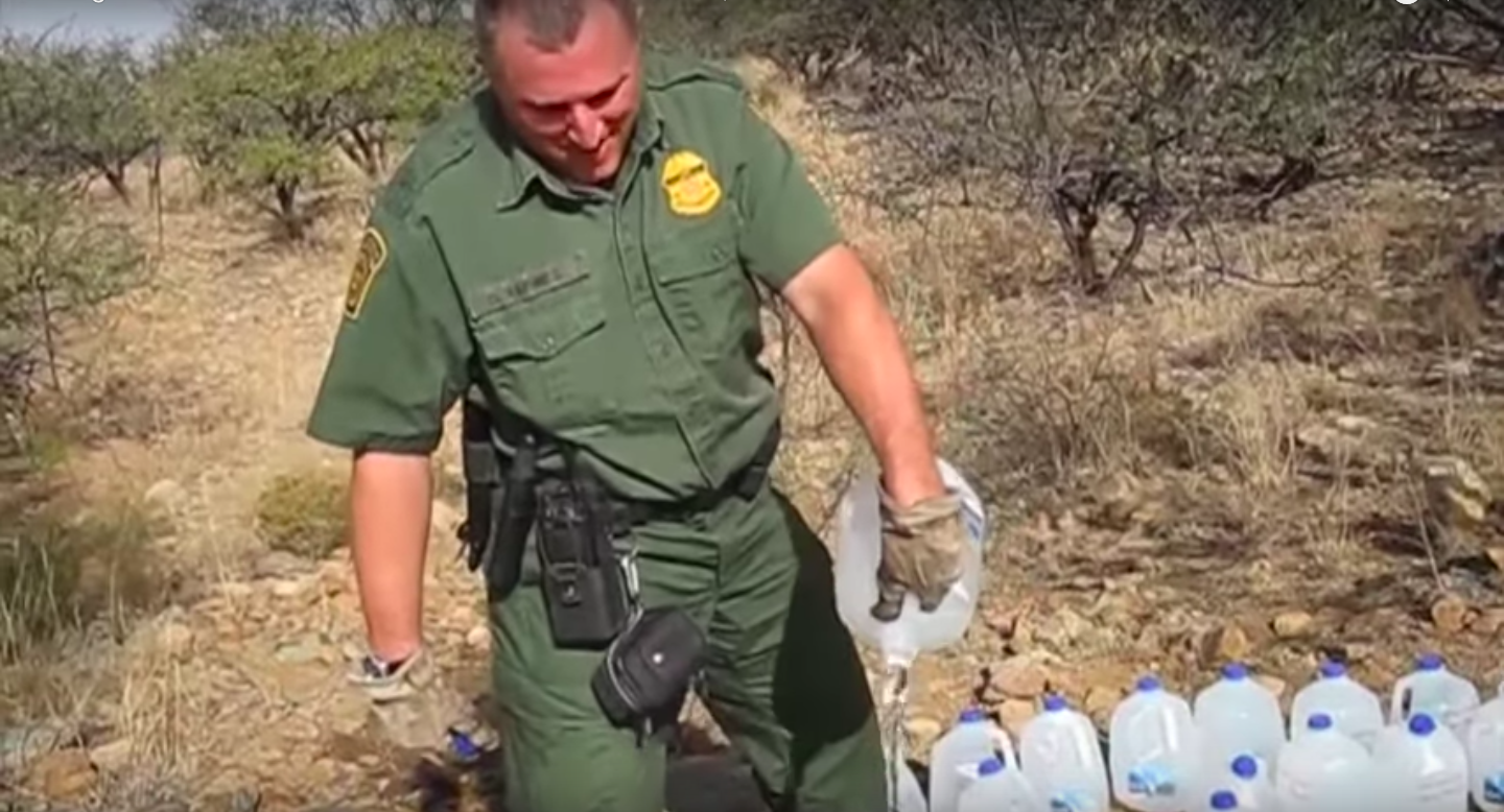 Acusan a Patrulla Fronteriza de sabotear estaciones de ayuda en el desierto