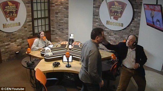 #Video Hombres pelean tras discusión sobre Stalin