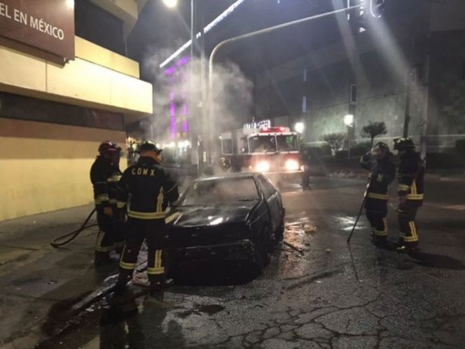 Petardo provoca incendio de vehículo en la Doctores