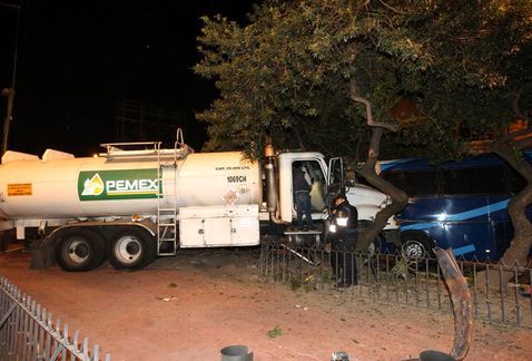 Choque de pipa de Pemex deja un herido en Eje 10 Sur