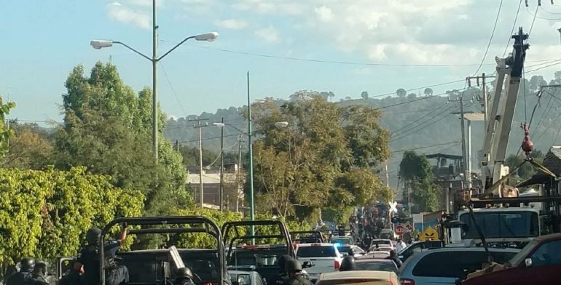 #Video Policías de Michoacán huyen de manifestación de docentes