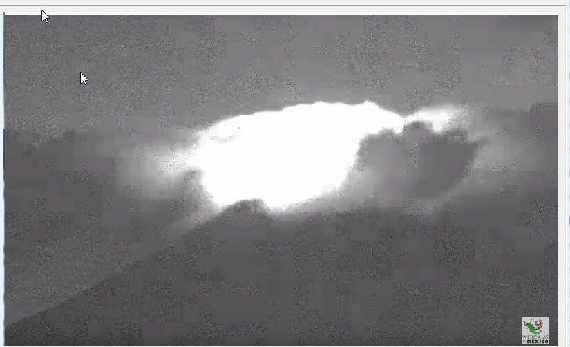 Popocatépetl lanza fumarola de dos kilómetros con material incandescente