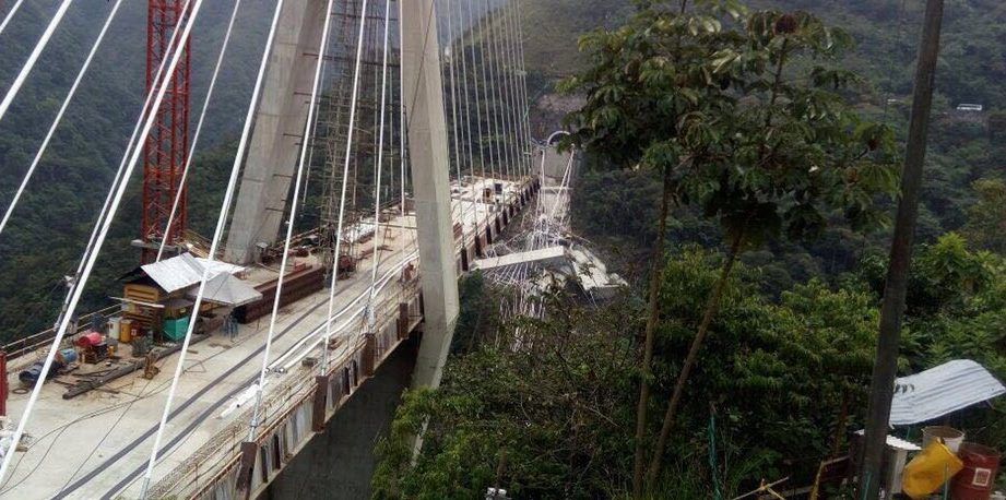 #Video Colapso de puente en Colombia deja nueve muertos y ocho heridos