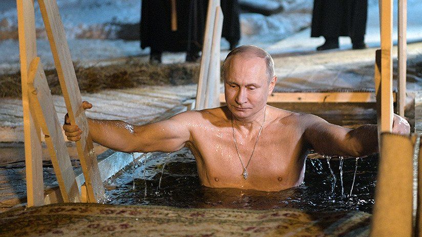 #Video Putin se sumerge en las gélidas aguas de un lago en Rusia