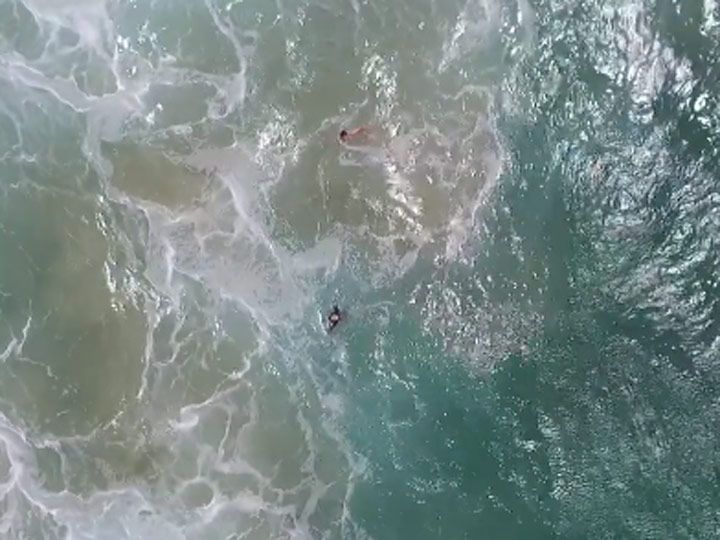 Rescatan a surfistas gracias a dron