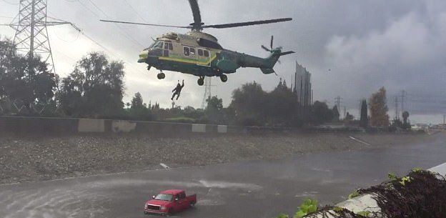 #VIDEO Rescatan con helicópteros a damnificados por aludes en California #VIDEO Rescatan con helicópteros a damnificados por aludes en California