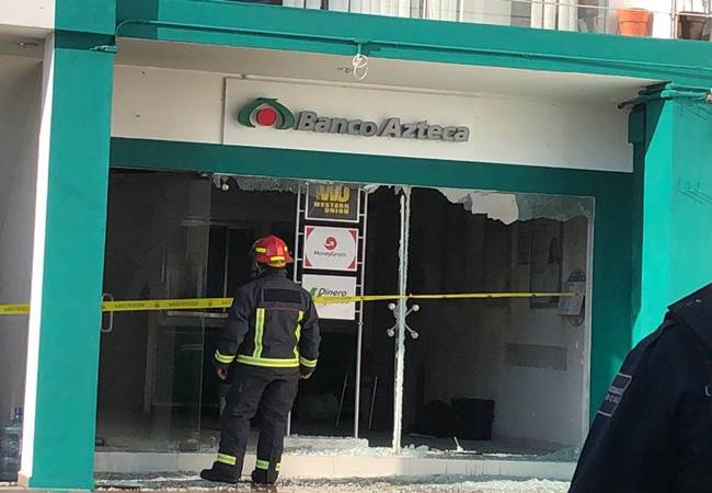 Asaltan y queman sucursal de Banco Azteca en Jalisco