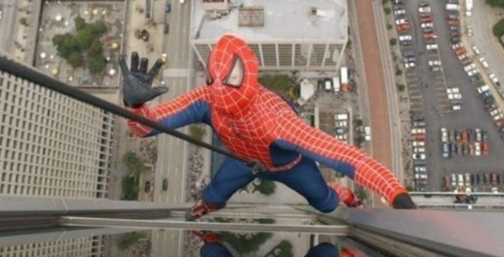 Cae de quinto piso por tomarse selfies vestido de Spider-Man