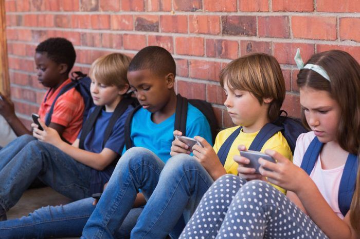 Niños que pasan siete horas con celulares son menos inteligentes: estudio - smartphones-niños