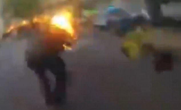 #Viral Hombre es envuelto en llamas durante intento de arresto