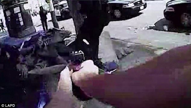 #Video Policías disparan contra indigente en Los Ángeles