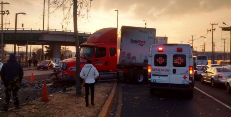 Choque de tráiler deja un herido en Toluca