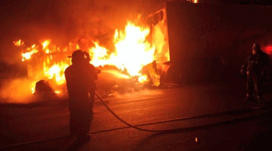 Se incendia tráiler tras chocar en la México-Puebla