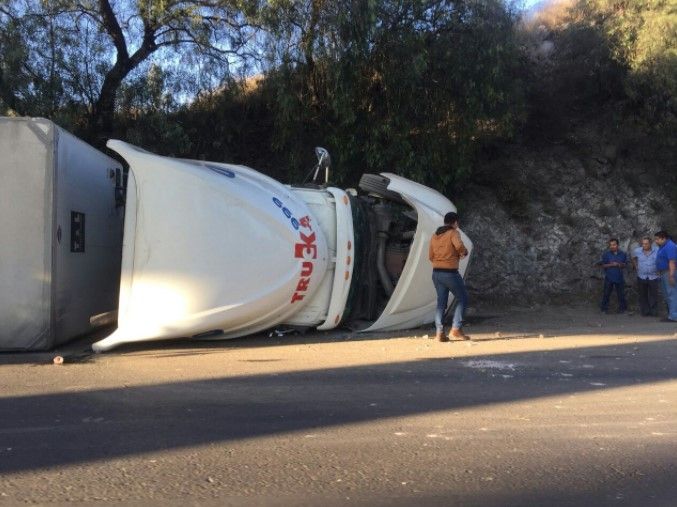 Vuelca tráiler en la México-Querétaro