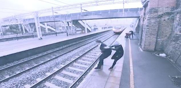 #Video Mujer salva a hombre del suicidio en estación de tren