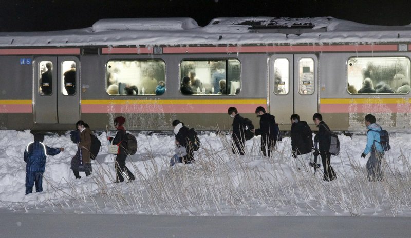 Nieve deja varadas a 430 personas en tren de Japón