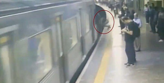 #Video Mujer sobrevive tras ser empujada a las vías del tren