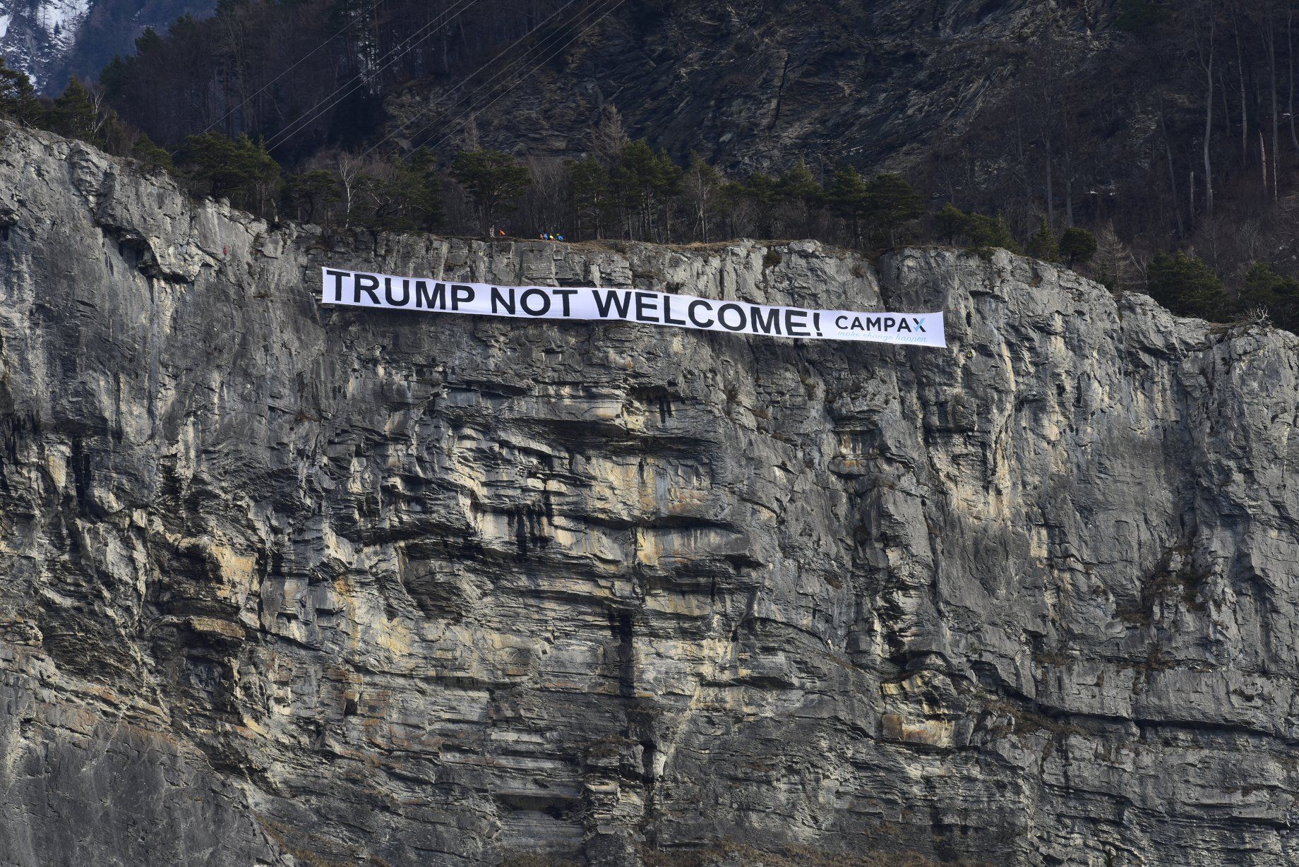 Colocan pancarta contra Trump en Davos