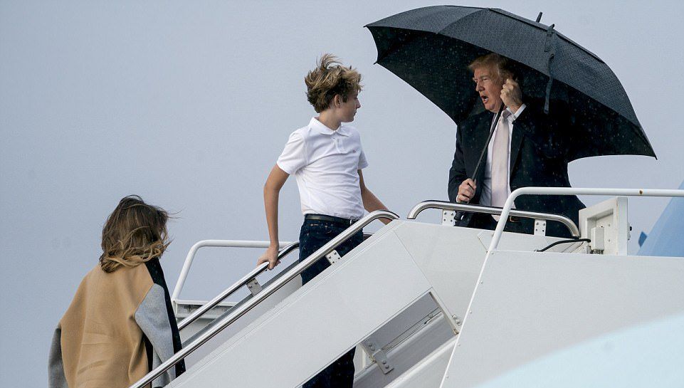 #Video Trump se cubre de la lluvia mientras Melania y Barron se mojan