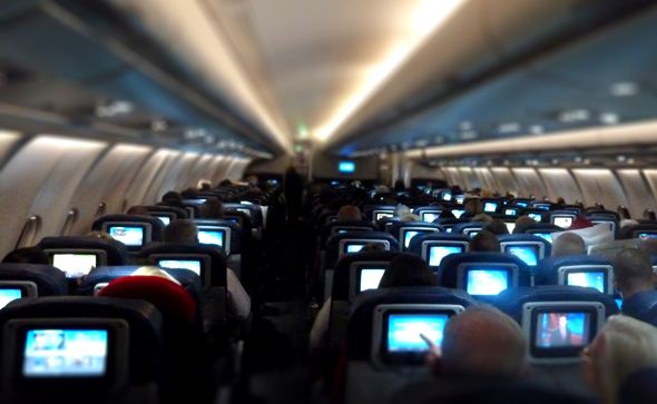 Aerolíneas comienzan retiro de televisiones en sus aviones
