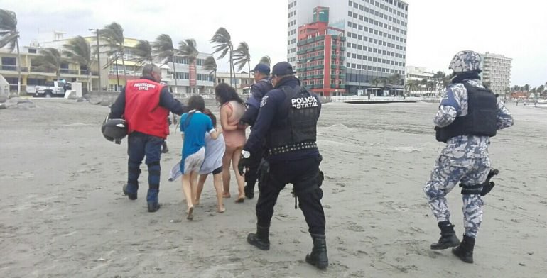 #VIDEO Detienen a mujer que intentó ahogar a sus hijos en Veracruz