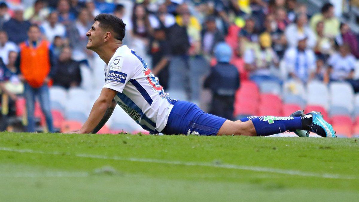 Víctor Guzmán causa baja en la selección