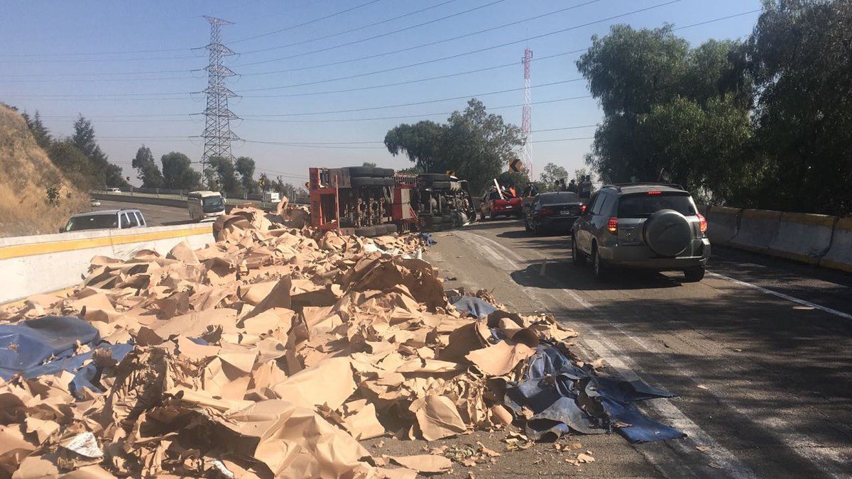 Cierran Autopista México-Cuernavaca tras volcadura de tráiler