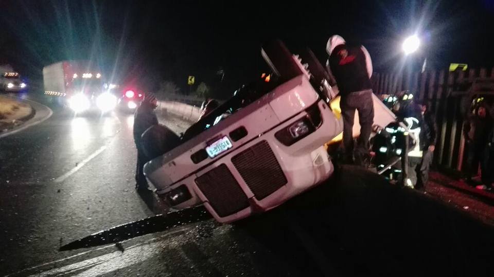 Cierran la Carretera México-Toluca por volcadura de tráiler