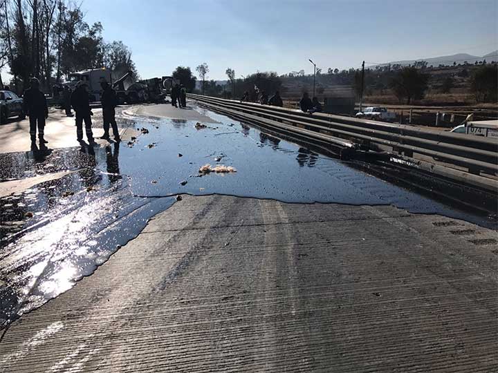 Cierran Autopista México-Querétaro por volcadura de pipa