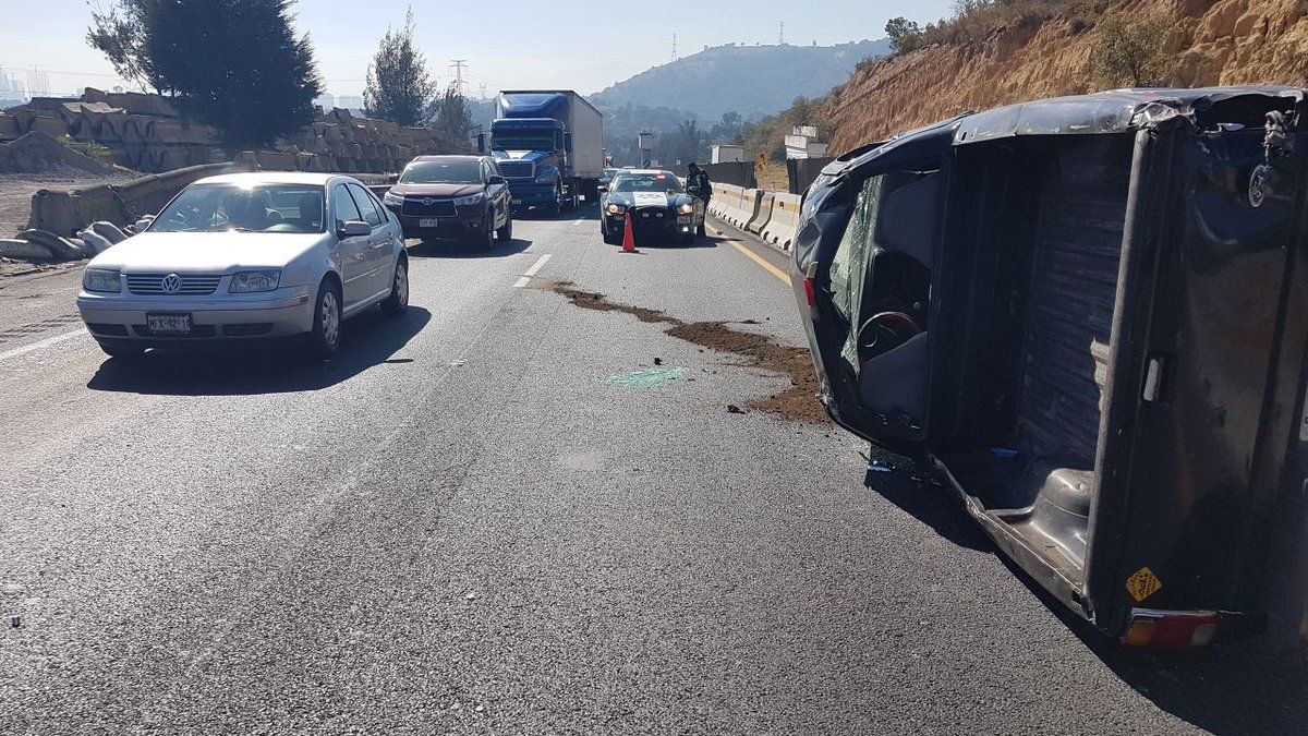 Vuelca camioneta en carretera Chamapa-Lechería