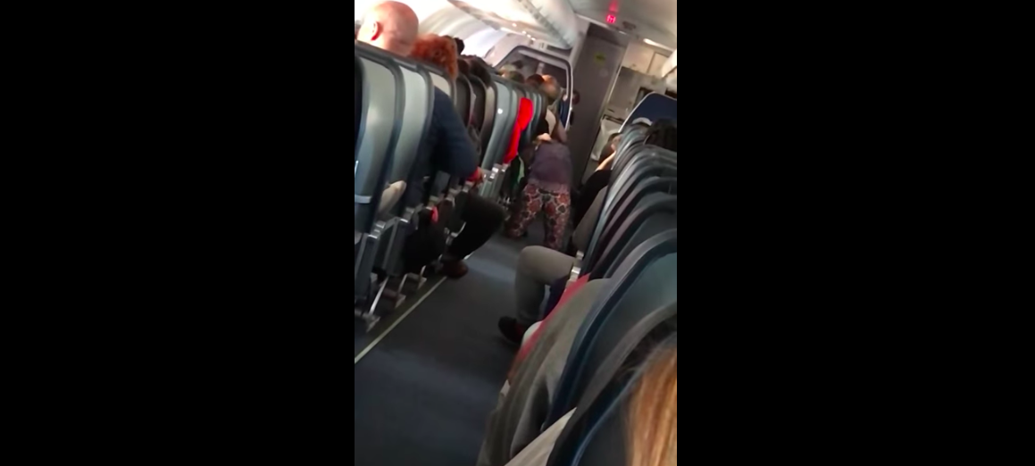 #VIDEO Mujer hace yoga en pleno vuelo