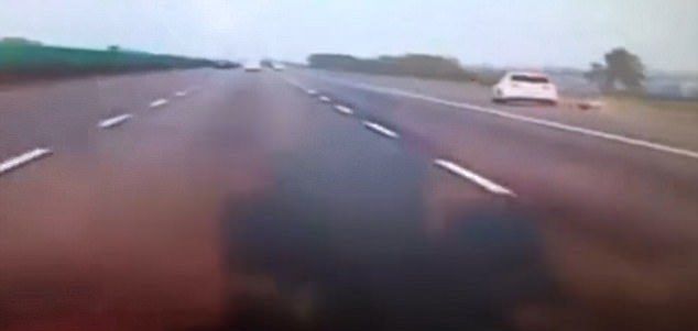 #Video Mujer abandona automóvil en movimiento tras discutir con su novio