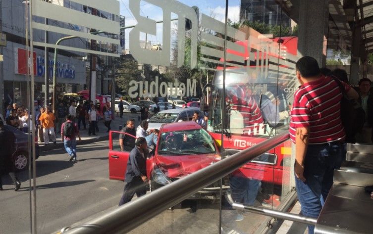 Choca unidad de Metrobús en avenida Insurgentes