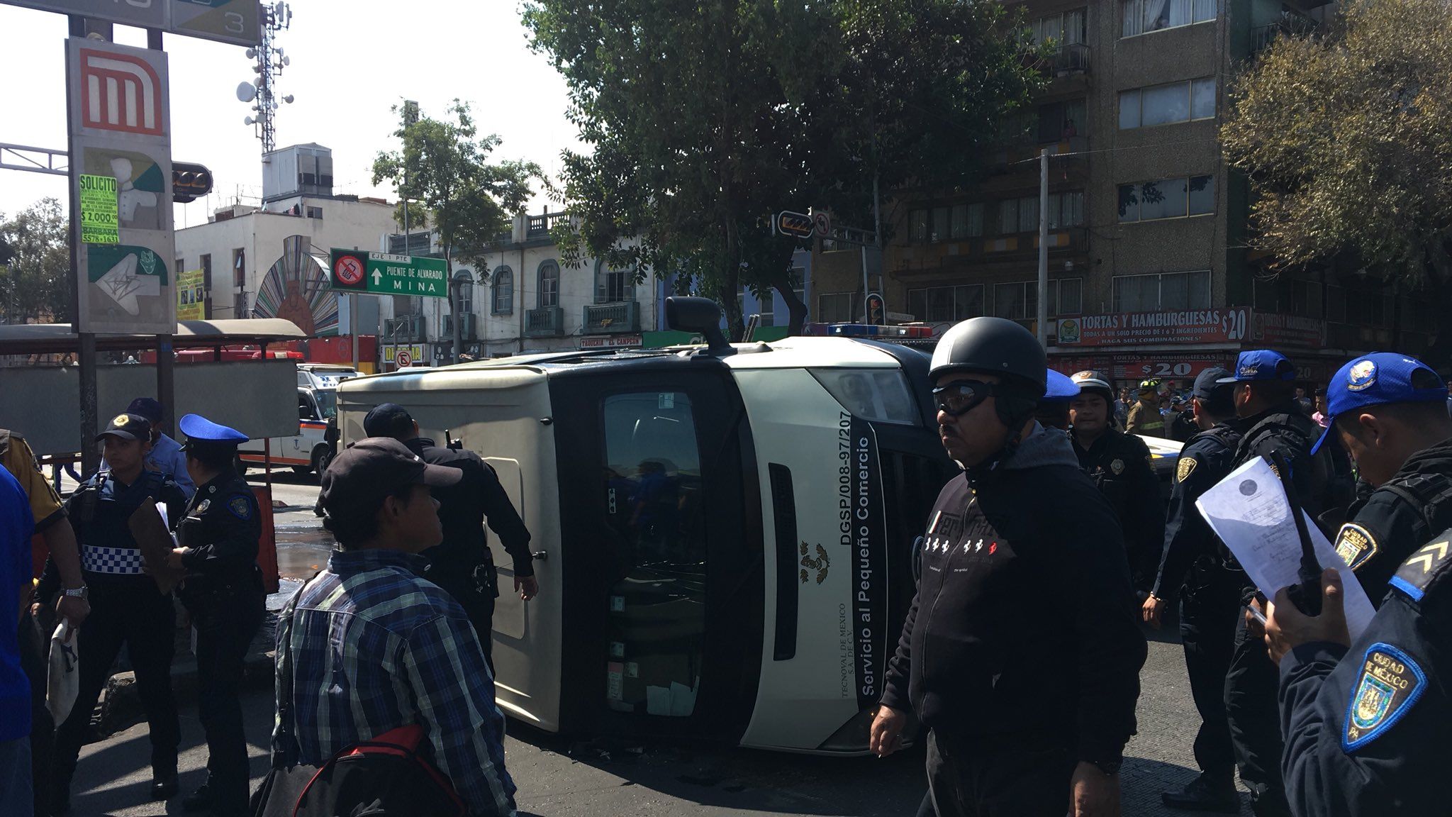 Doble volcadura se registró en la colonia Guerrero