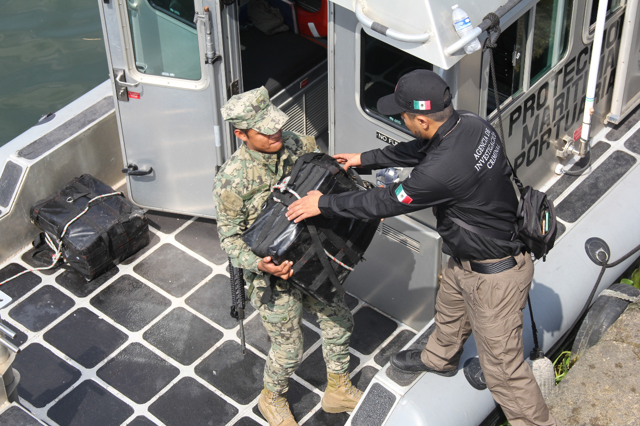 Aseguran más de 40 kilogramos de cocaína oculta en buque en Michoacán