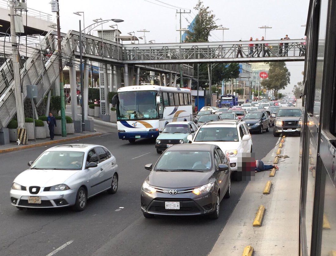 #VIDEO Ciclista invade carril de Metrobús y lo atropellan