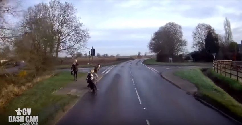#VIDEO Dramático momento en que niños se cruzan en camino de camión