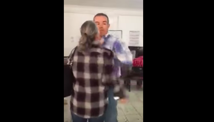 Reaparece juez que fue captado golpeando a su hermana en juzgado