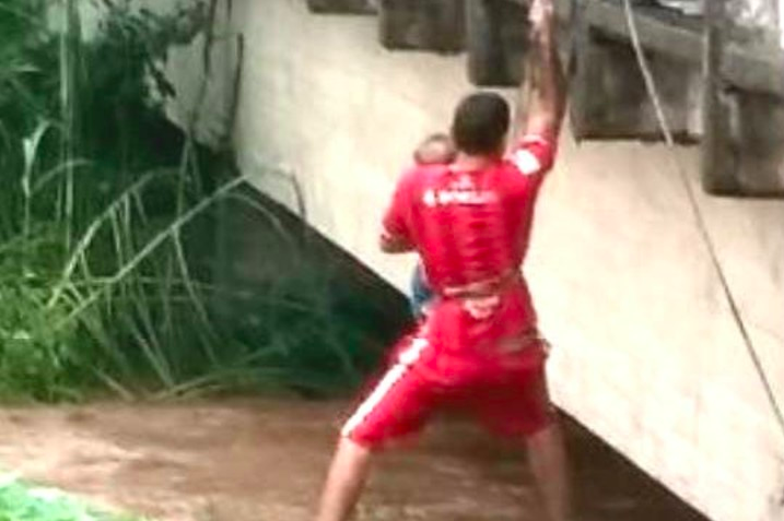 #VIDEO Hombre rescata a menores de crecida de río en Argentina