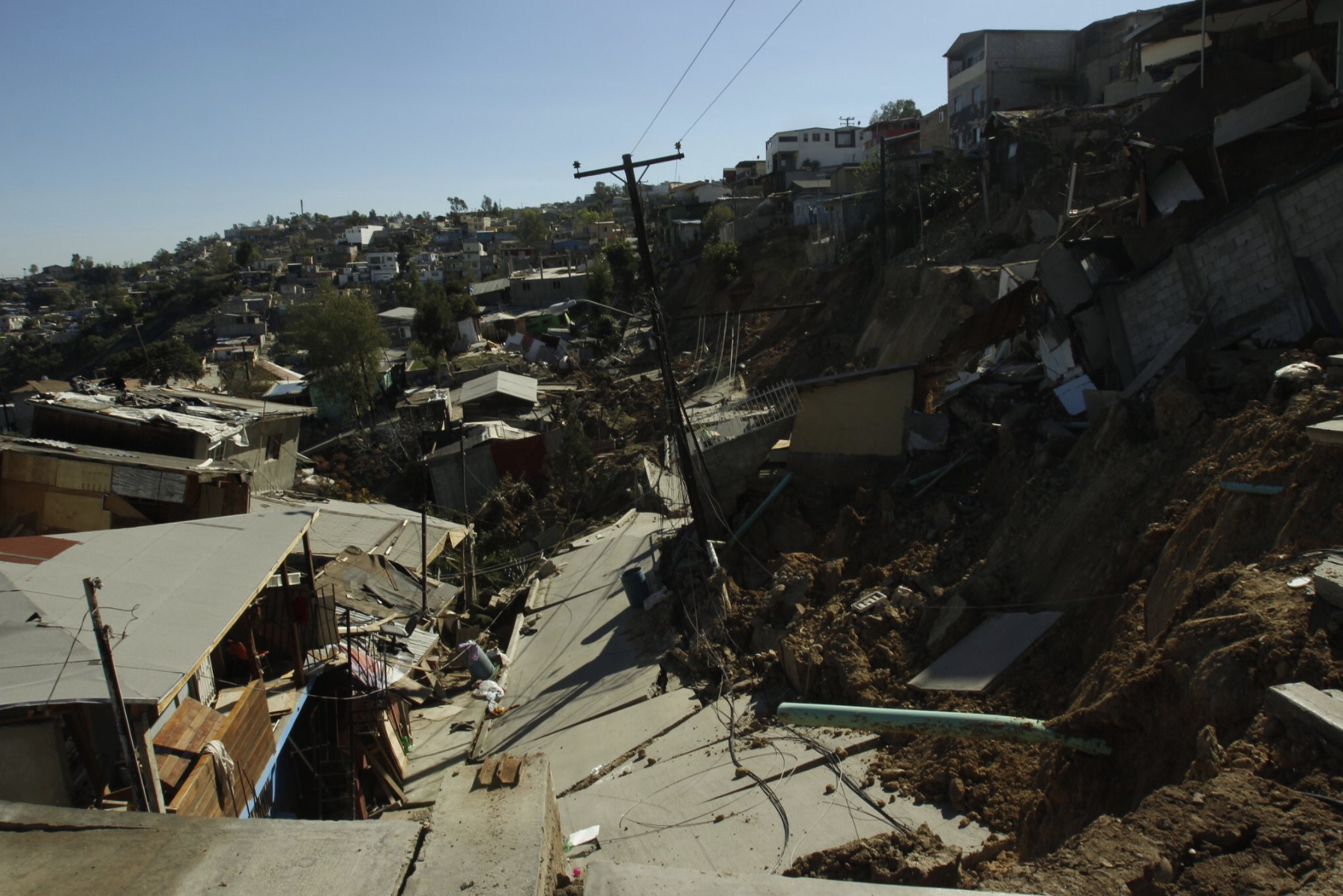 Se derrumban 70 casas en Tijuana tras deslizamiento de cerro