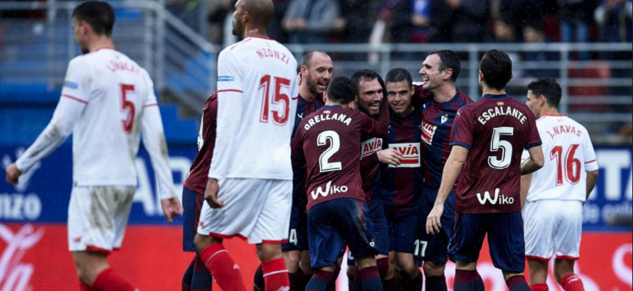 Golean al Sevilla en debut de Layún